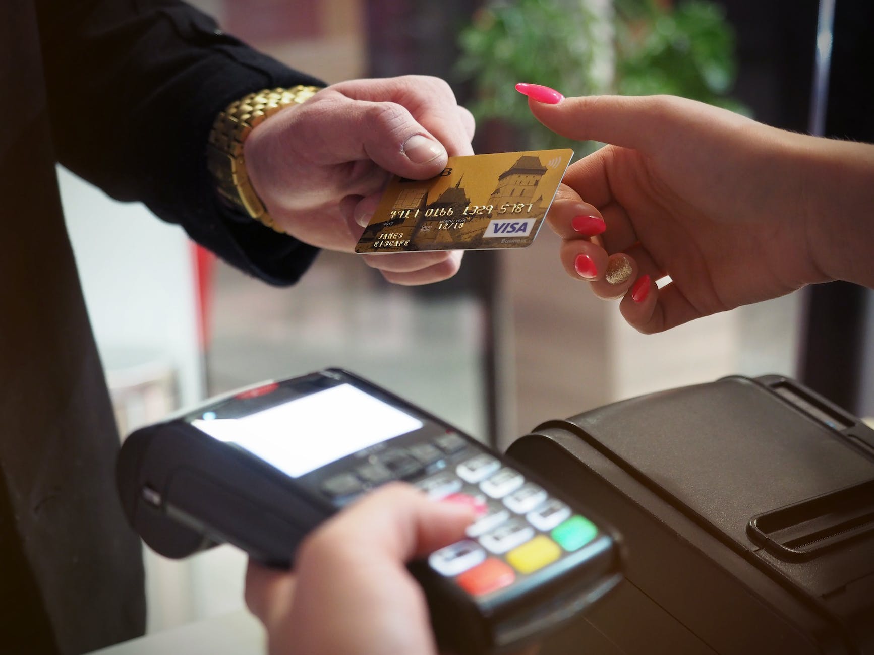 15 Pros and Cons of Taking a Credit Card with You on a Trip Around the World